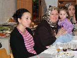 Gülay Ayhan und Sermin Karadeniz mit Enkelin Berra beim Frauenfrühstück.