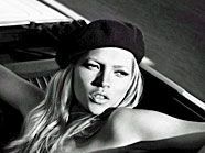 Kanye West hat Kate Moss dazu eingeladen, mit ihm beim South by South Festival auf die Bühne zu gehen. Kanye West hat Kate Moss dazu eingeladen, mit ihm beim South by South Festival auf die Bühne zu gehen.