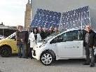 Mit dem zweiten Elektroauto zeigt die Gemeinde Altach Vorbildwirkung in Sachen umweltfreundliches Autofahren. Auf dem Bild: das e5-Team.
