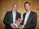 Peter Natter (l.) stellt bei Kronenwirt Dietmar Nussbaumer sein neues Werk vor. Peter Natter (l.) stellt bei Kronenwirt Dietmar Nussbaumer sein neues Werk vor.