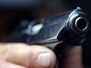 Plötzlich blickte der Angestellte in einen Pistolenlauf, zeigt aber trotzdem Courage. Plötzlich blickte der Angestellte in einen Pistolenlauf, zeigt aber trotzdem Courage.