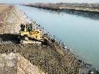 Tonnenweise Sand wird vom Rheinvorland in den Rhein geschoben. Tonnenweise Sand wird vom Rheinvorland in den Rhein geschoben.
