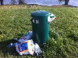 An den Wochenenden quellen die Eimer vor lauter Grill- und Feiermüll am grünen Damm über. An den Wochenenden quellen die Eimer vor lauter Grill- und Feiermüll am grünen Damm über.