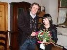 Bürgermeister Tinkhauser gratulierte der Jungfriseuse Jasmin Dionisio zum Erfolg. Bürgermeister Tinkhauser gratulierte der Jungfriseuse Jasmin Dionisio zum Erfolg.