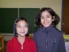 Caroline (Vietnam) und Julia (Brasilien) finden das gemeinsame Kochen toll Caroline (Vietnam) und Julia (Brasilien) finden das gemeinsame Kochen toll
