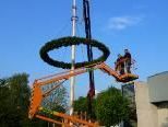 Der Kranz wird befestigt ... Der Kranz wird befestigt ...