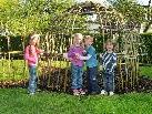 Die Fußacher Kindergärtler haben viel Spaß mit den "Neubauten" aus Weidengeflecht. Die Fußacher Kindergärtler haben viel Spaß mit den "Neubauten" aus Weidengeflecht.
