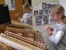 Die Musikschule Montafon gibt Einblicke in den Schulbetrieb. Instrumente können angefasst und ausprobiert werden.
