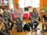 Die Pädagogin Gantner Beate mit ihrer Schulhündin Nera im Unterricht Die Pädagogin Gantner Beate mit ihrer Schulhündin Nera im Unterricht