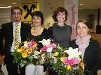 Die glücklichen Gewinnerinnen mit Raiffeisen-Bankstellenleiter Jan Moosbrugger. Die glücklichen Gewinnerinnen mit Raiffeisen-Bankstellenleiter Jan Moosbrugger.
