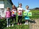 Lina, Paula, Emma und Lena beim Eiersuchen. Lina, Paula, Emma und Lena beim Eiersuchen.