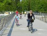 Mit Kind und Kegel über die neue Radbrücke