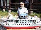 Modellbauer Fridolin Märk, Urgestein des Vereins mit seinem selbst entworfenen und gebauten "Cruising Boat"