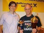 Obmann Manfred Mayr überreichte Peter Mittelberger den Siegerpokal.