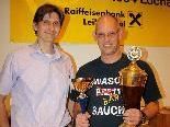 Obmann Manfred Mayr überreichte Peter Mittelberger den Siegerpokal. Obmann Manfred Mayr überreichte Peter Mittelberger den Siegerpokal.