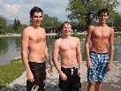Patrik, Lukas und Pascal stürzten sich bei gefühlten 15 Grad Temperatur ins kühle Nass Patrik, Lukas und Pascal stürzten sich bei gefühlten 15 Grad Temperatur ins kühle Nass