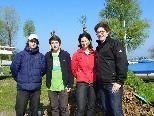 Valentin, Jan und Lucas (JVP) und Stadträtin Ingrid Hopfner halfen ebenfalls bei der Seeputzete