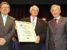 Bgm. Anton Gohm und LH Herbert Sausgruber gratulierten Hermann Gohm zur Ehrenbürgerschaft.
