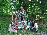 Burga Mäser mit den jungen Schützen Buket, Jasmin, Lisa, Annabell, Yoonjaa, Hilal und Sarah