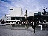 Chefdirigent Gérard Korsten mit dem Symphonieorchester Vorarlberg vor dem Festspielhaus. Chefdirigent Gérard Korsten mit dem Symphonieorchester Vorarlberg vor dem Festspielhaus.