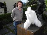 Der Bildhauer Destan Gashi mit einer seiner Skulpturen.