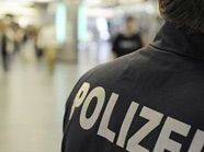 Die Polizei fahndet nach den brutalen Straßenräubern. Die Polizei fahndet nach den brutalen Straßenräubern.
