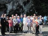 Ein Teil der Pilgergruppe vor der Grotte