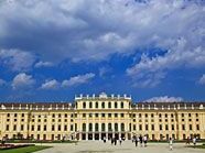 In Schönbrunn soll ein Gaunerpärchen Taschendiebstähle begangen haben. In Schönbrunn soll ein Gaunerpärchen Taschendiebstähle begangen haben.
