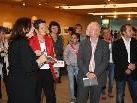 Interessierte Besucher bei der Ausstellungseröffnung im Frauenmuseum. Interessierte Besucher bei der Ausstellungseröffnung im Frauenmuseum.