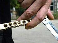Mit einem Messer wollte der Mann seiner Forderung Nachdruck verleihen. Mit einem Messer wollte der Mann seiner Forderung Nachdruck verleihen.