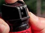 Mit einem Pfefferspray malträtierten die Täter ihre Opfer. Mit einem Pfefferspray malträtierten die Täter ihre Opfer.