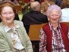 Philomena Asam (re) war mit 100 Jahren die älteste Besucherin in der Walserhalle. Philomena Asam (re) war mit 100 Jahren die älteste Besucherin in der Walserhalle.