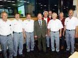 RK-Präsident Siegfried Gasser (Mitte) mit den Gründungsmitgliedern der Emser Rettungsabteilung.