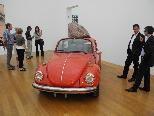 Sozusagen das "Markenzeichen der Ausstellung ist ein mit einem Felsbrocken "verunstalteter" VW Käfer