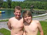 Stefan und Marko hatten viel Spaß im 16 °C kühlen Wasser und machten ein Wettschwimmen