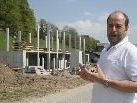 Stolz erläutert Ingo Metzler seinen innovativen Vorzeigebetrieb, der schon im Frühsommer "mit dem ersten Heu" Schritt für Schritt in Betrieb geht. Stolz erläutert Ingo Metzler seinen innovativen Vorzeigebetrieb, der schon im Frühsommer "mit dem ersten Heu" Schritt für Schritt in Betrieb geht.