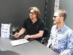 Wade Guyton mit KUB-Direktor Yilmaz Dziewior bei seiner Signierstunde.