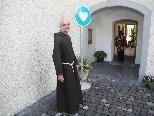 Bruder Franz, Guardian des Kapuzinerklosters beim Eingang (Klosterpforte) zum Herzensgarten