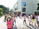 Der Pausenplatz und der Außenbereich des Kindergartens sollen besonders einladende Bewegungsräume werden.