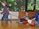 Die Kinder müssen sich mit dem neuen Kindergarten noch etwas gedulden, Spaß im "Kindi" haben sie aber schon jetzt. Die Kinder müssen sich mit dem neuen Kindergarten noch etwas gedulden, Spaß im "Kindi" haben sie aber schon jetzt.
