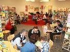 Die Schulbücherei wurde zum gemeinsamen Lesezentrum von Jung und Alt. Die Schulbücherei wurde zum gemeinsamen Lesezentrum von Jung und Alt.