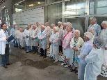 Die meisten Besucher sind bereits "hygienetauglich" eingekleidet Die meisten Besucher sind bereits "hygienetauglich" eingekleidet