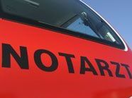 Frau auf Rad wird von Auto übersehen Frau auf Rad wird von Auto übersehen