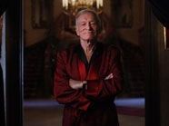 Hugh hefner präsentiert seine zwei Bunnys Hugh hefner präsentiert seine zwei Bunnys
