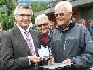 LR Siegi Stemer überreicht Gerhard Siess das goldene Sportehrenzeichen. LR Siegi Stemer überreicht Gerhard Siess das goldene Sportehrenzeichen.