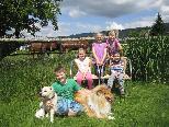 Sam, Sarah, Lina, Amelie und Laurenz mit den Hunden "Crissy" und "Ivanhoe" genießen den sonnigen Tag im Lachenmahd.