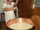 Werner Kaufmann macht auf der Alpe Furx wieder Käse für den Eigenbedarf. Werner Kaufmann macht auf der Alpe Furx wieder Käse für den Eigenbedarf.