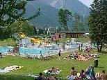 Bei schönem Wetter bleibt das Rätikonbad in Vandans im Juli und August 2011, jeweils am Freitag, bis 22 Uhr geöffnet. (Bild: 27. Juli 2003)