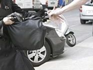 Blitzschnell ergriff der Dien die Handtasche seines Opfers. Blitzschnell ergriff der Dien die Handtasche seines Opfers.