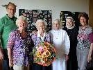 Die Jubilarin mit ihren beiden Töchtern, Bürgermeister Xaver Sinz und Schwestern vom Jesuheim. Die Jubilarin mit ihren beiden Töchtern, Bürgermeister Xaver Sinz und Schwestern vom Jesuheim.